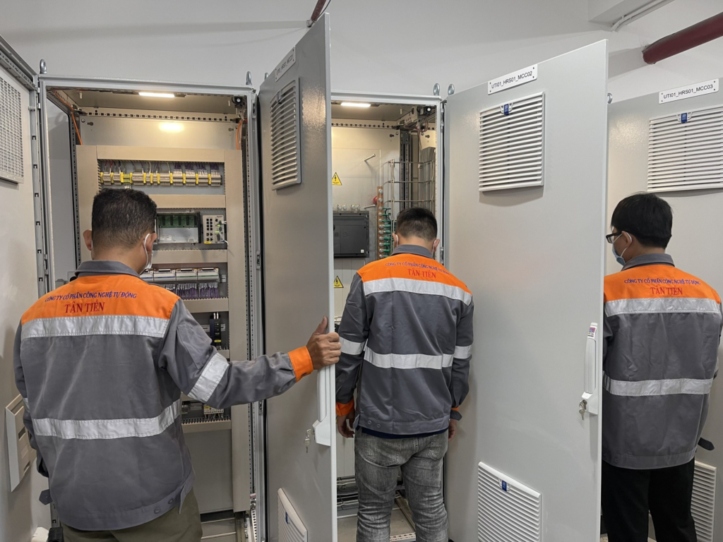 Thiết kế, lắp đặt và lập trình cho hệ thống “Chiller and Cooling”, “Evaporator”, và “Heat Recovery”